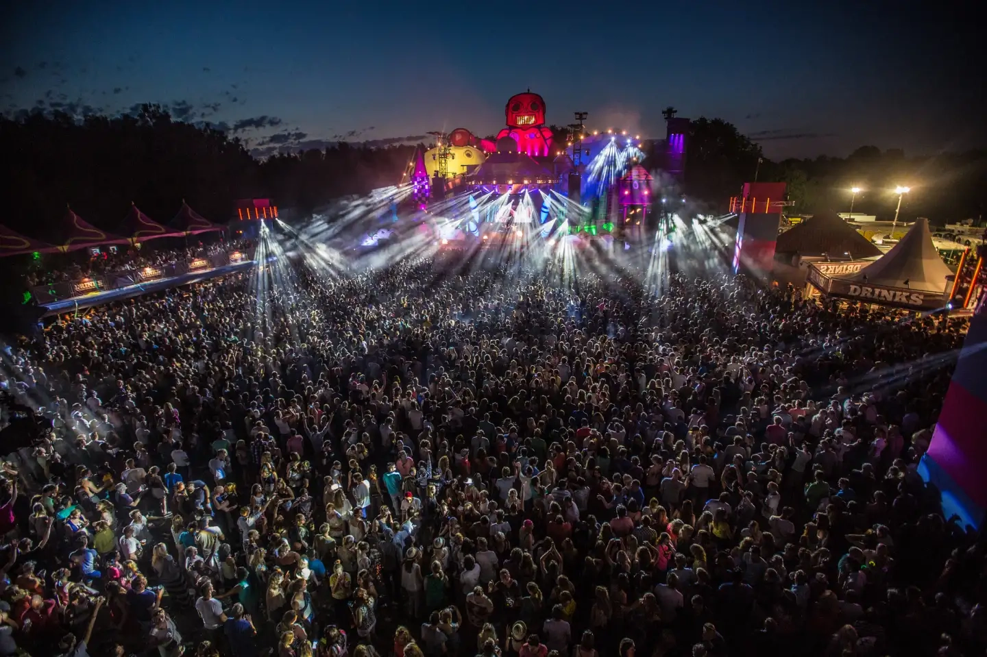 Nachtelijk festivalpubliek onder de lichtshow